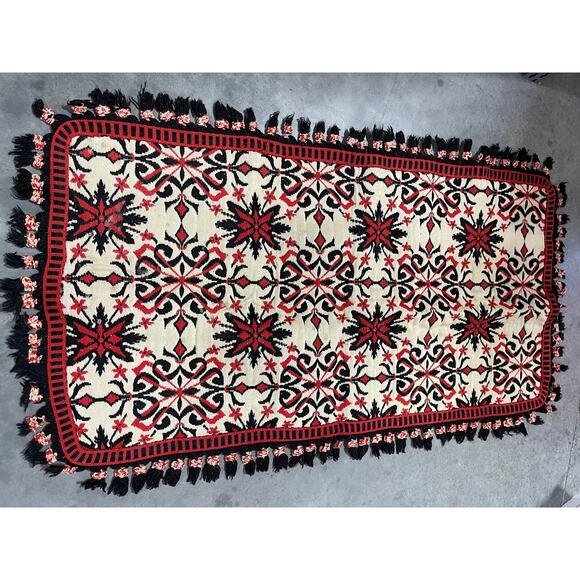 Red-White Rug with Floral Pattern, Decorative Throw - Picture 3 of 6